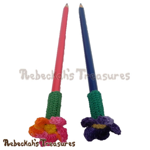 Free Basic Flower Pencil Topper / Finger Puppet Crochet Pattern by Rebeckah’s Treasures! See it here: http://goo.gl/x51nVO #flower #crochet #penciltopper #fingerpuppet